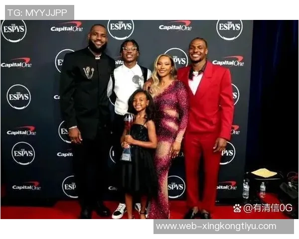 詹姆斯小儿子布莱斯与女友甜蜜合影引发网友热议与祝福