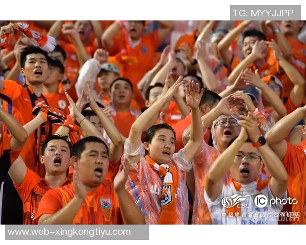 走近可爱的球迷们感受他们为海港小将们呐喊助威的热情与激情